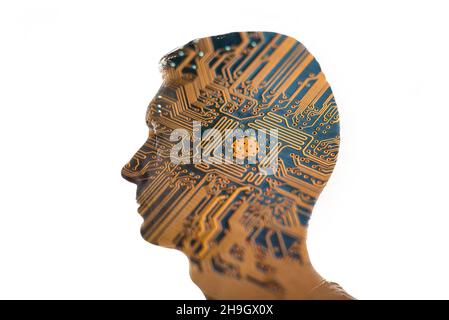 Isolierte Kombination aus einer Mann-Silhouette und einer mikroelektronischen Platine. Konzept des künstlichen Intellekts, moderne Technologien in der Elektronik Stockfoto