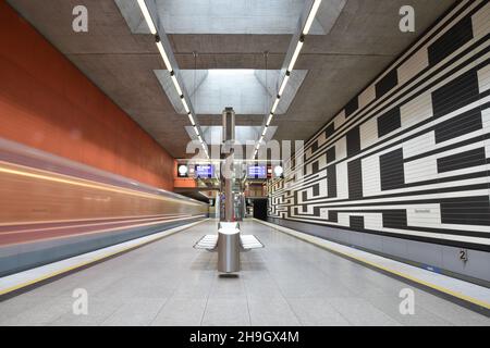 Ikonische Mauern der U-Bahn-Station Oberwiesenfeld in München, Bayern, Deutschland Stockfoto