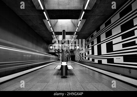 Ikonische Mauern der U-Bahn-Station Oberwiesenfeld in München, Bayern, Deutschland Stockfoto