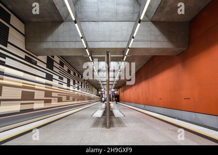 Ikonische Mauern der U-Bahn-Station Oberwiesenfeld in München, Bayern, Deutschland Stockfoto