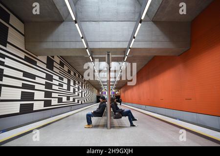 Ikonische Mauern der U-Bahn-Station Oberwiesenfeld in München, Bayern, Deutschland Stockfoto