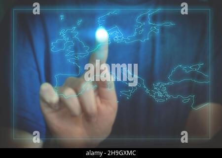 Die Hand einer Frau berührt eine virtuelle Karte von Europa. Technologie, Kommunikation und Reisekonzept. Stockfoto