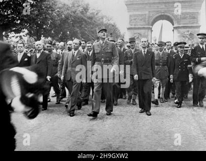 PARIS, FRANKREICH - 25. August 1944 - die Befreiung von Paris, 25. - 26. August 1944. General Charles de Gaulle und sein Gefolge sind vom Arc de Tri aus aufgesetzt Stockfoto