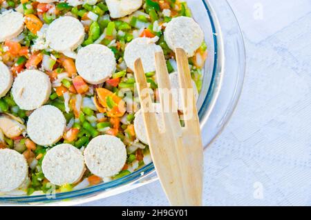 Nahaufnahme des Salats mit Seehechtrogen Stockfoto