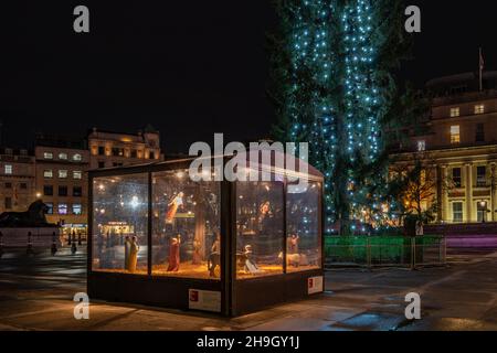 Trafalgar Square Weihnachtsbaum und Lichter mit Krippe Szene, Nelson's Column, London Lichter in Richtung Whitehall Stockfoto
