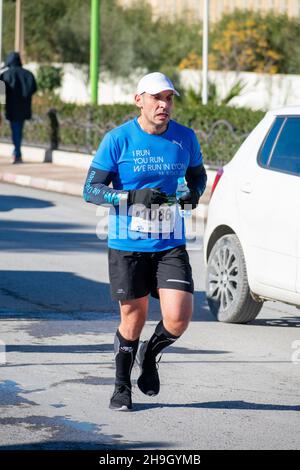 El Madher, Batna, Algerien - 12-04-2021: Läufer, die nach 22 km von Batna City nach El Madher Ci um den Sieg beim Medghacen International Marathon kämpfen Stockfoto