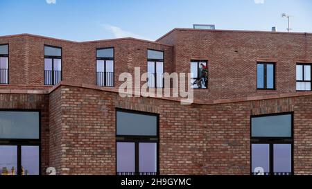 Fensterputzer bei der Arbeit (Abseiler, neues Hochhaus für Apartments und Wohnungen, Sicherheit) - Hudson Quarter, York City Centre, North Yorkshire, England Großbritannien. Stockfoto