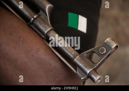 Mitglied der nigerianischen Spezialeinheiten, die Kalaschnikov aka AK47 in Besitz nahmen und sich nach einer Militäroperation im Bundesstaat Borno, Nigeria, ruhten Stockfoto