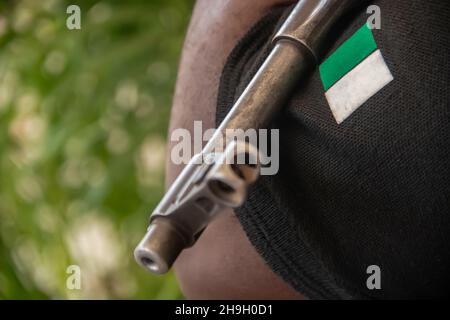 Mitglied der nigerianischen Spezialeinheiten, die Kalaschnikov aka AK47 in Besitz nahmen und sich nach einer Militäroperation im Bundesstaat Borno, Nigeria, ruhten Stockfoto