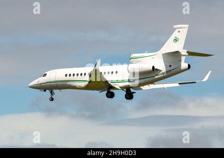 Dassault Falcon 7x Jet-Flugzeug M-CELT im Besitz von Cravant Ltd und registriert auf der Isle of man. Business Jet, Corporate Jet, Landung in Farnborough Stockfoto