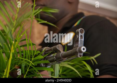 Mitglied der nigerianischen Spezialeinheiten, die Kalaschnikov aka AK47 in Besitz nahmen und sich nach einer Militäroperation im Bundesstaat Borno, Nigeria, ruhten Stockfoto