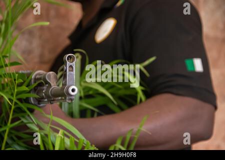 Mitglied der nigerianischen Spezialeinheiten, die Kalaschnikov aka AK47 in Besitz nahmen und sich nach einer Militäroperation im Bundesstaat Borno, Nigeria, ruhten Stockfoto