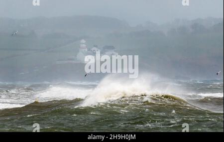 Myrtleville, Cork, Irland. 07th. Dezember 2021. Hohe Wellen, die die Küste zu Beginn des Sturms Barra in Roches Point, Cork, Irland, schlagen.- Credit; David Creedon / Alamy Live News Stockfoto