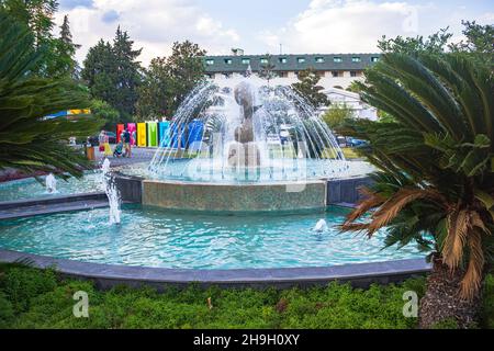 KEMER, TÜRKEI - CIRCA OKTOBER 2021: Stadtbild der Stadt Kemer, Antalya, Türkei. Stockfoto