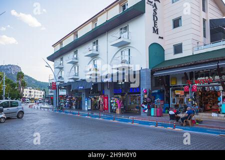 KEMER, TÜRKEI - CIRCA OKTOBER 2021: Stadtbild der Stadt Kemer, Antalya, Türkei. Stockfoto