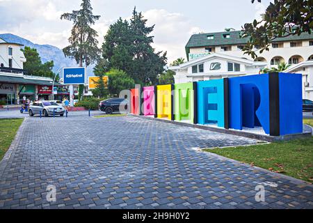 KEMER, TÜRKEI - CIRCA OKTOBER 2021: Stadtbild der Stadt Kemer, Antalya, Türkei. Stockfoto