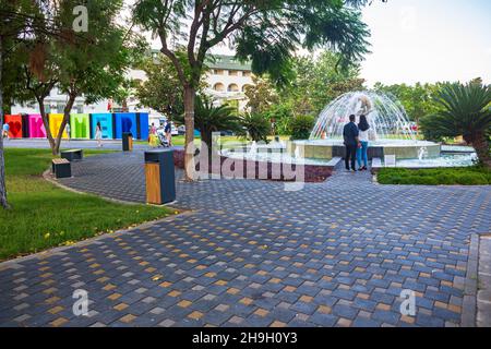 KEMER, TÜRKEI - CIRCA OKTOBER 2021: Stadtbild der Stadt Kemer, Antalya, Türkei. Stockfoto