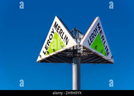 Moncieri, Turin, Italien - 6. Dezember 2021: Leroy Merlin Logo auf blauem Himmel, es ist ein französisches Unternehmen der großen Verbreitung in DIY, Bricolage Stockfoto