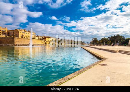 Blick auf das historische Zentrum von Palma, die Kathedrale und den Parc De La Mar-Brunnen, Palma, Mallorca, Spanien Stockfoto