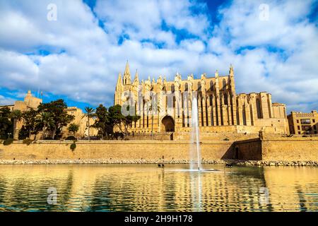 Außenansicht der Kathedrale von Palma und des Brunnens Parc da la Mar, Palma, Mallorca, Spanien Stockfoto