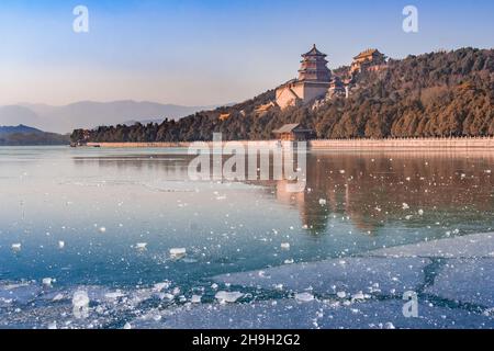 Gefrorener See vor dem Sommerpalast in Peking, China Stockfoto
