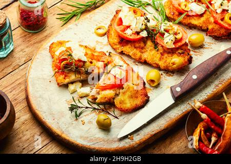 Schnitzel, paniert und gebraten dünne Schicht Fleisch. Kretisches Schnitzel. Stockfoto