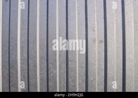 Profilierter Blechzaun, abstrakter Hintergrund. Stockfoto