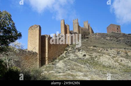 Mittelalterliche Stadtmauer des Bergdorfes Albarracin, Spanien Stockfoto