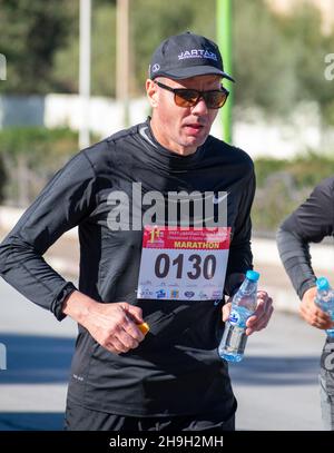 El Madher, Batna, Algerien - 12-04-2021: Läufer, die nach 22 km von Batna City nach El Madher Ci um den Sieg beim Medghacen International Marathon kämpfen Stockfoto