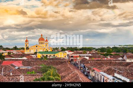 Historische Kathedrale unserer Lieben Frau von der Himmelfahrt im Abendlicht in Granada, Nicaragua Stockfoto