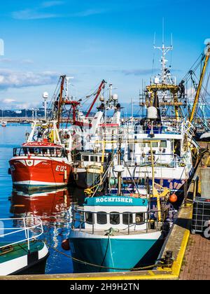 Fischerboote am Hafen von Brixham in Devon. Stockfoto