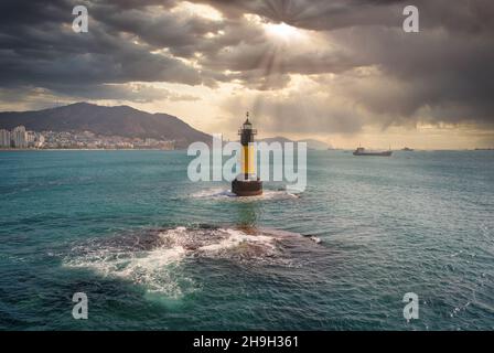 Leuchtturm mit Haeundae Strand bei Sonnenuntergang in Busan, Süd-Gyeongsang Provinz, Südkorea. Stockfoto