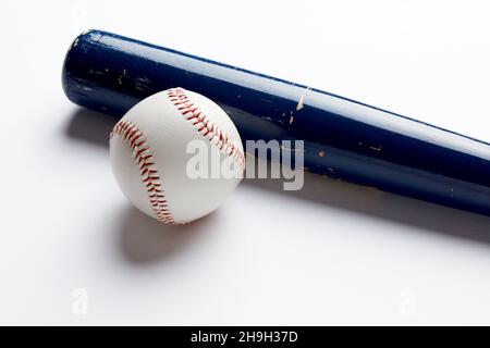 Baseballball und blauer Holzschläger auf weißem Hintergrund mit Kopierraum. Stockfoto