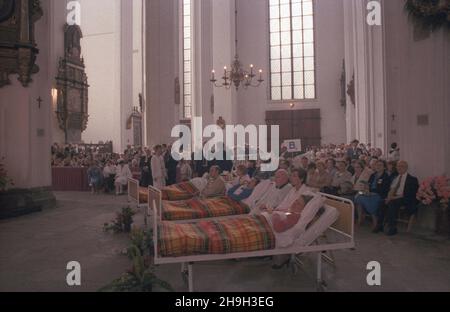 Gdañsk 12.06.1987. III pielgrzymka Papier¿a Jana Paw³a II do Polski. NZ. Spotkanie Ojca Œwiêtego z chorymi w bazylice konkatedralnej pw. Wniebowziêcia Najœwiêtszej Maryi Panny. Papieskiej homilii wys³ucha³o blisko 600 chorych z ca³ej Polski oraz 3 tysi¹ce lekarzy, farmaceutów i pielêgniarek. ka PAP/Tomasz Pra¿mowski Danzig, Den 12. Juni 1987. Papst Johannes Paul II. Auf seiner dritten Pilgerreise nach Polen. Im Bild: Johannes Paul II. Trifft die Kranken in der Marienkirche. Knapp 600 Patienten, 3.000 Ärzte und medizinisches Personal aus dem ganzen Land hörten der Predigt des Papstes zu. ka PAP/Tomasz Prazmows Stockfoto