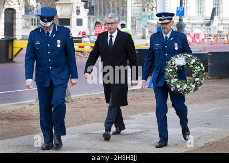 Chris Page, Detective Superintendent der neuseeländischen Polizei, besucht das Denkmal des ermordeten Polizeibeamten Sgt Matt Ratana im Zentrum von London mit einem Kranz Stockfoto