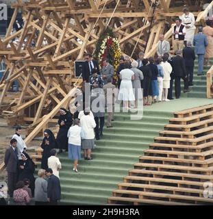 Gdañsk 12.06.1987. III pielgrzymka Papier¿a Jana Paw³a II do Polski. Msza œwiêta odprawiana przez Ojca Œwiêtego dla przedstawicieli œwiata pracy Trójmiasta i ca³ej Polski na placu w dzielnicy Zaspa. NZ. Wirni przyjmuj¹cy komuniê œwiêt¹ z r¹k Papie¿a.. ZA zakonnicami Danuta i Lech Wa³êsowie. uu PAP/Ireneusz Sobieszczuk Danzig, 12. Juni 1987. Die dritte Pilgerfahrt von Papst Johannes Paul II. Nach Polen. Heilige Messe für die Arbeiter der Tri-City und ganz Polen, die vom Heiligen Vater im Bezirk Danzig Zaspa gefeiert wird. Im Bild: Gläubige, die die heilige Kommunion aus den Händen des Papstes empfangen. Hinter der Nonne Stockfoto