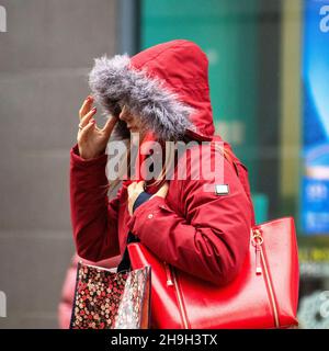 Preston, Lancashire. Wetter in Großbritannien. 7 Dez 2021. Starker kalter Nordwind für Einkäufer im Stadtzentrum. Kredit; MediaWorldImages/AlamyLiveNews Stockfoto