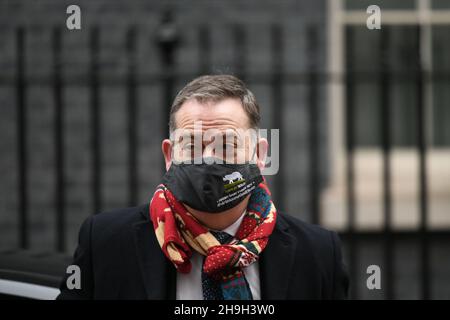 Downing Street, London, Großbritannien. 7. Dezember 2021. Nigel Adams MP, Staatsminister, Minister ohne Portfolio in der Downing Street zu einem wöchentlichen Kabinettstreffen mit einer Facemaske für das Nashorn-Heiligtum. Quelle: Malcolm Park/Alamy Live News. Stockfoto