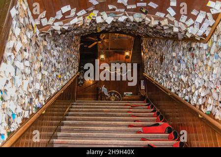 Holztreppe mit Papierumschlägen verziert. Stockfoto