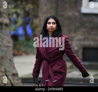 Downing Street, London, Großbritannien. 7. Dezember 2021. Suella Braverman MP, Generalanwältin in der Downing Street für wöchentliche Kabinettssitzung. Quelle: Malcolm Park/Alamy Live News. Stockfoto