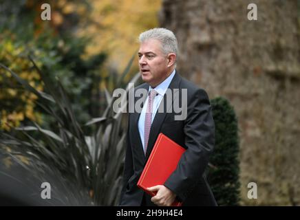 Downing Street, London, Großbritannien. 7. Dezember 2021. Der Parlamentsabgeordnete Brandon Lewis, Staatssekretär für Nordirland, in der Downing Street zu einer wöchentlichen Kabinettssitzung. Quelle: Malcolm Park/Alamy Live News. Stockfoto