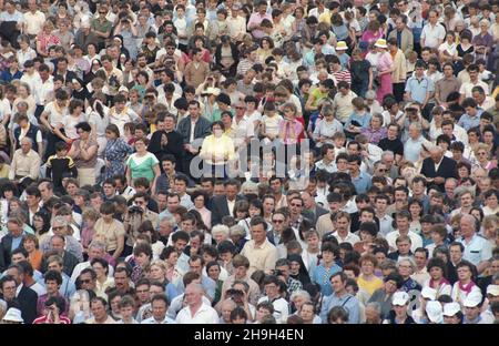 Czêstochowa 12.06.1987. III pielgrzymka Papier¿a Jana Paw³a II do Polski. NZ. t³umy wiernych s³uchaj¹ przemówienia Ojca Œwiêtego po Apelu Jasnogórskim U podnó¿a sanktuarium Matki Bo¿ej na Jasnej Górze. uu PAP/Maciej Musia³ Czestochowa 12. Juni 1987. Die Pilgerfahrt von Papst Johannes Paul II. Nach Polen im Jahr 3rd. Im Bild: Die Gläubigen hören die Ansprache des Heiligen Vaters nach dem Jasna-Gora-Appell am Fuße des Heiligtums der Gottesmutter Maria in Jasna Gora. uu PAP/Maciej Musial Stockfoto