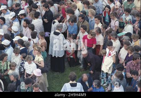 Czêstochowa 12.06.1987. III pielgrzymka Papier¿a Jana Paw³a II do Polski. Nz. Apel Jasnogórski i przemówienie Ojca Œwiêtego U podnó¿a sanktuarium Matki Bo¿ej na Jasnej Górze. uu PAP/Maciej Musia³ Czestochowa 12. Juni 1987. Die Pilgerfahrt von Papst Johannes Paul II. Nach Polen im Jahr 3rd. Im Bild: Der Jasna Gora-Appell und der Vortrag des Heiligen Vaters am Fuße des Heiligtums der Gottesmutter in Jasna Gora. uu PAP/Maciej Musial Stockfoto