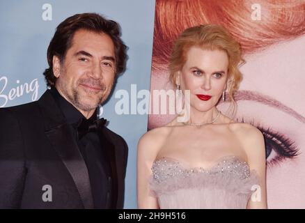 LOS ANGELES, CA - 06. DEZEMBER: (L-R) Javier Bardem und Nicole Kidman nehmen an der Los Angeles Premiere von Amazon Studios' 'Being the Ricardos' im Academy Museum of Motion Pictures am 06. Dezember 2021 in Los Angeles, Kalifornien, Teil. Stockfoto