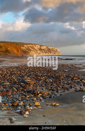 stimmungsvolles Abendlicht über der culver-Klippe sandown Bay auf der Insel wight Coastline, der Insel wight Coastline mit Klippen und Kieselsteinen bei Ebbe am Strand. Stockfoto