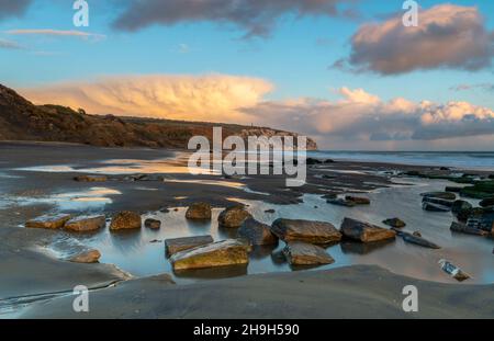 Isle of wight Coastline in yaverland in der Nähe von sandown, Strand an der Küste der Insel wight mit stimmungsvollem Licht und Landschaft bei Sonnenuntergang. Stockfoto