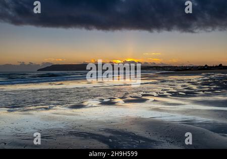 Sturmwolken sammeln sich über dem Strand an der Bucht von Snadown auf der Insel wight Coastline, Insel wight an der Küste bei bewölktem Wetter über sandown. Stockfoto