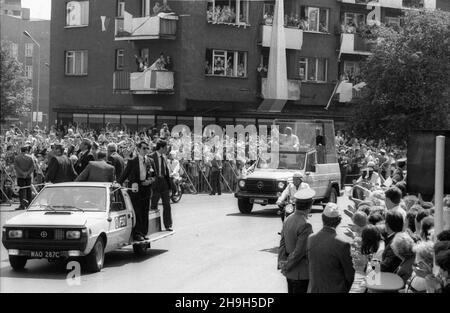 Stettin, 1987-06-11. III pielgrzymka Ojca Œwiêtego Jana Paw³a II do Polski. Przejazd Papie¿a ulicami miasta. ppr PAP/CAF/Zbigniew Matuszewski Stettin, 11. Juni 1987. Die Pilgerreise von Papst Johannes II. Nach Polen im Jahr 3rd. Ein Auto mit dem Papst auf der Straße der Stadt. ppr PAP/CAF/Adam Hawalej Stockfoto