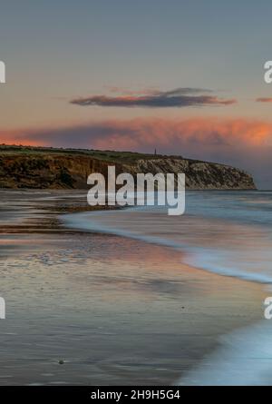 Sonnenuntergang über der culver Klippe in der sandow Bucht auf der Insel wight Coastline, Insel wight Shoreline am yaverland Strand unter einem wunderschönen stimmungsvollen Sonnenuntergang Stockfoto