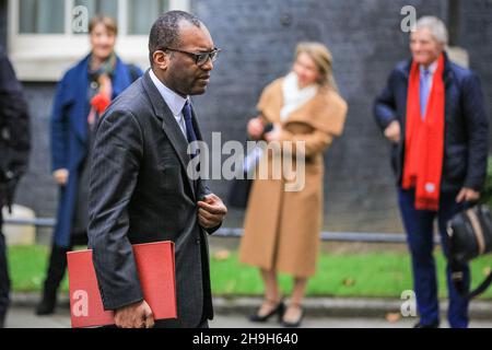 London, Großbritannien. 7th Dez 2021. Kwasi Kwarteng, Staatssekretär für Unternehmen, Energie und Industriestrategie, gefolgt von George Eustice. Minister nehmen an der Kabinettssitzung in der Downing Street Teil. Kredit: Imageplotter/Alamy Live Nachrichten Stockfoto